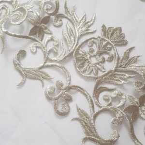 koronka na tiulu ornament ivory złoty, raport