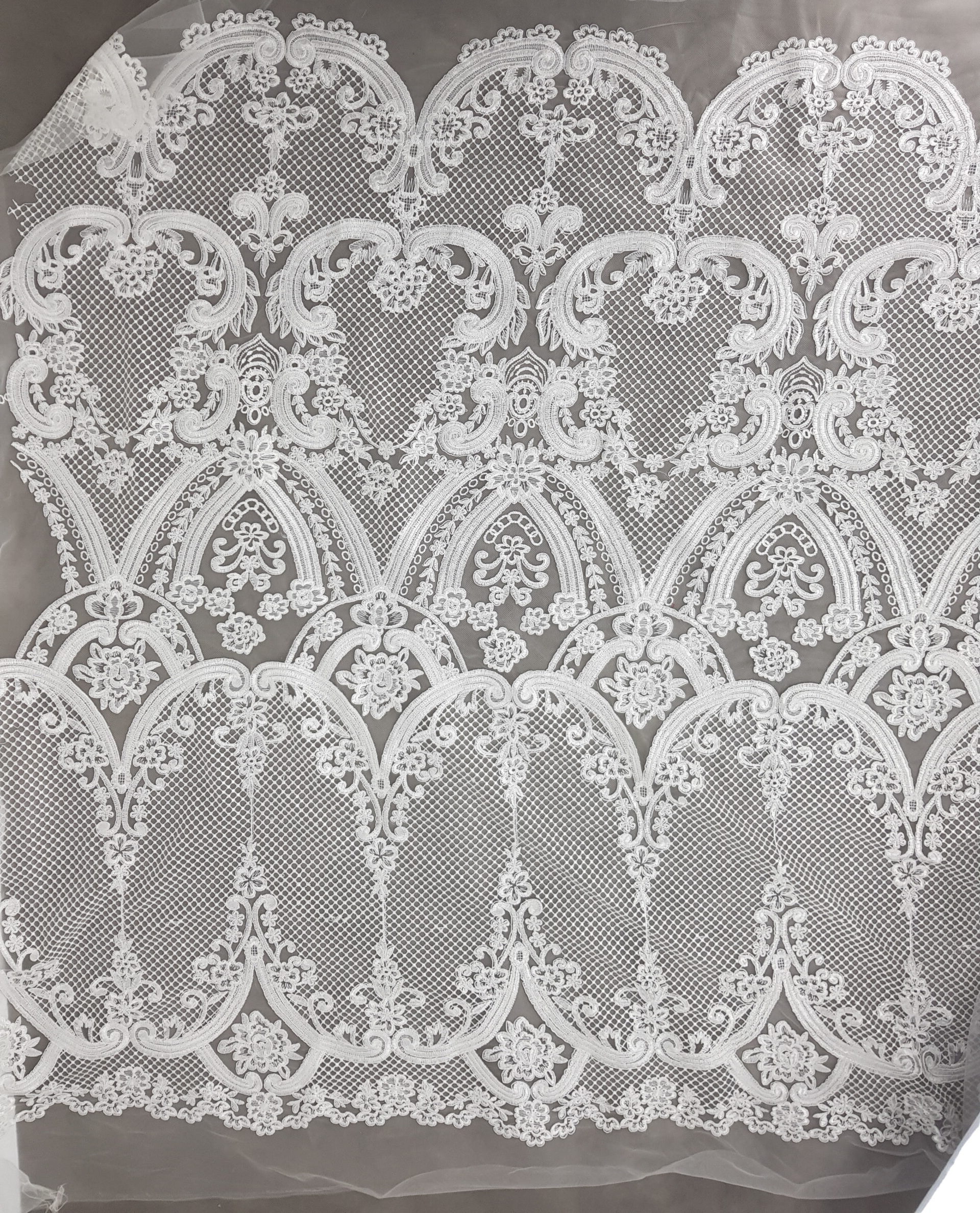 koronka ivory na tiulu z haftem kordowym koronka ivory na tiulu z haftem kordowym