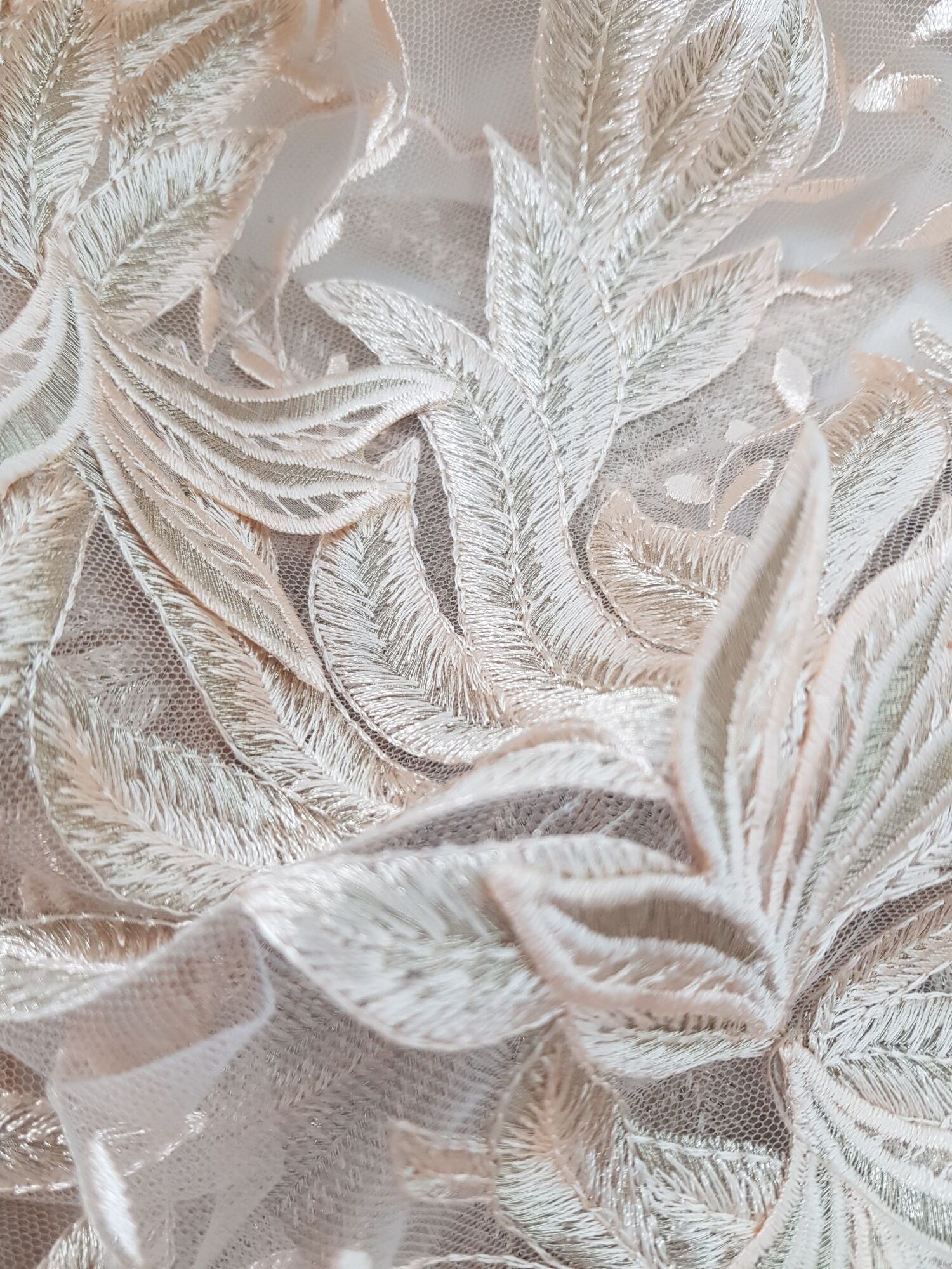 koronka 3d złoto brzoskwiniowe gałązki na tiulu koronka 3d złoto brzoskwiniowe gałązki na tiulu