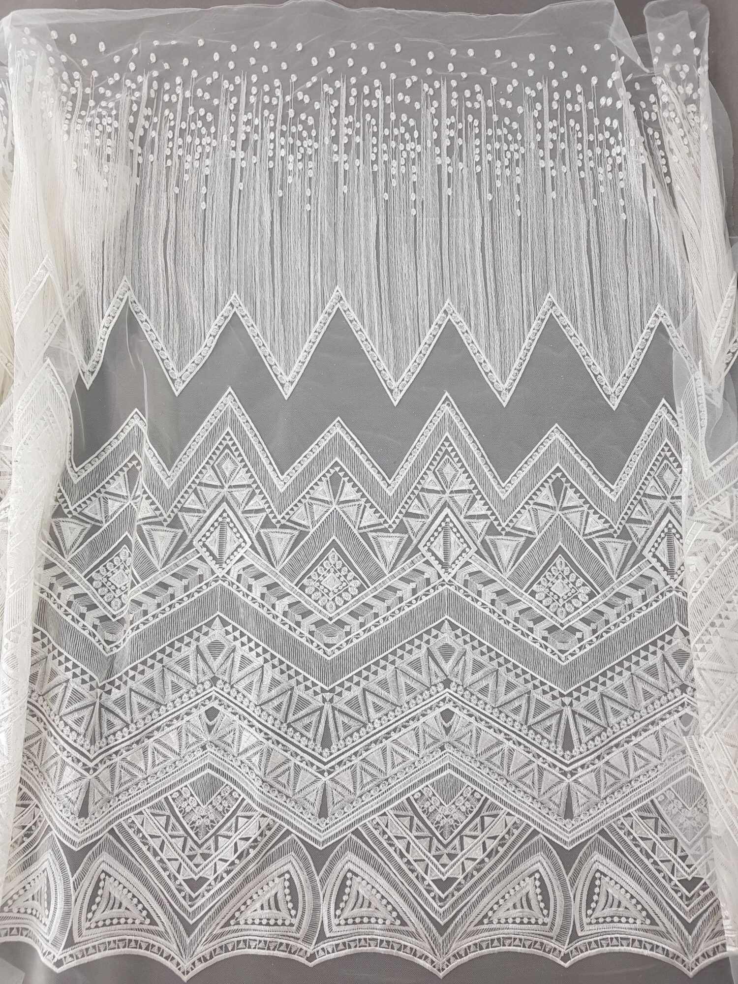 koronka ślubna off white geometryczna na tiulu. koronka ślubna off white geometryczna na tiulu.