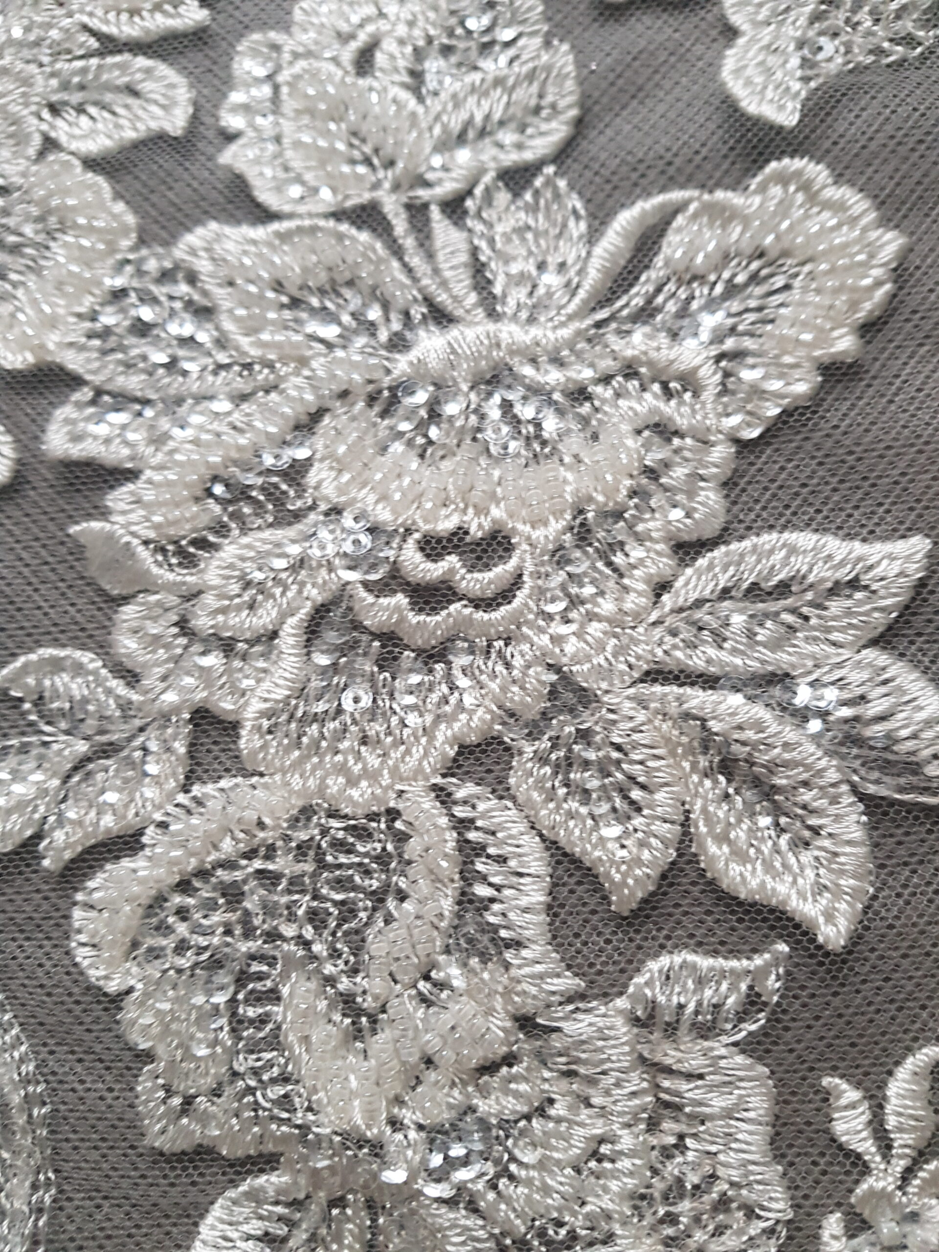 koronka ślubna ivory na tiulu zdobiona koronka ślubna ivory na tiulu zdobiona