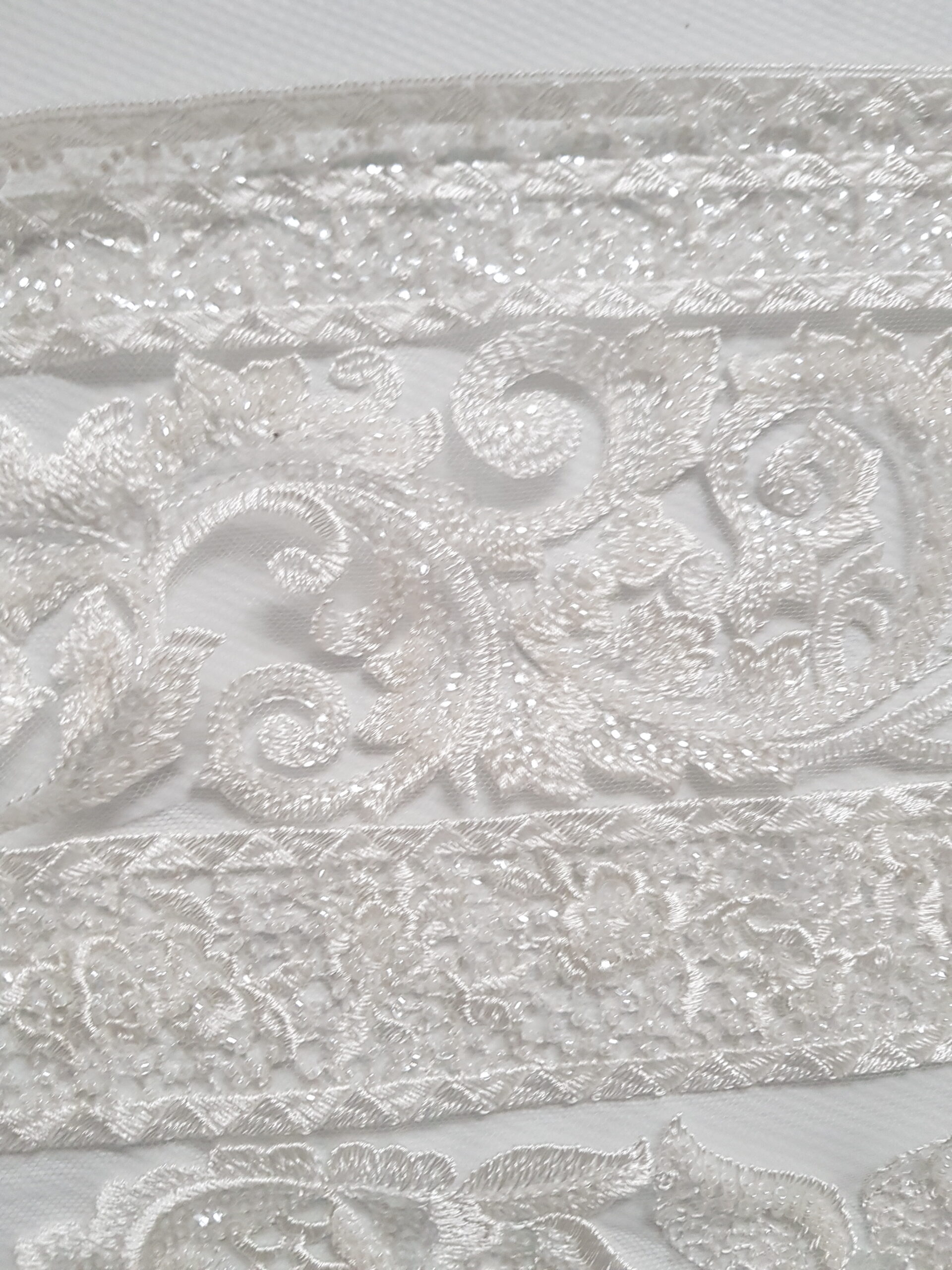koronka ślubna ivory na tiulu zdobiona koronka ślubna ivory na tiulu zdobiona