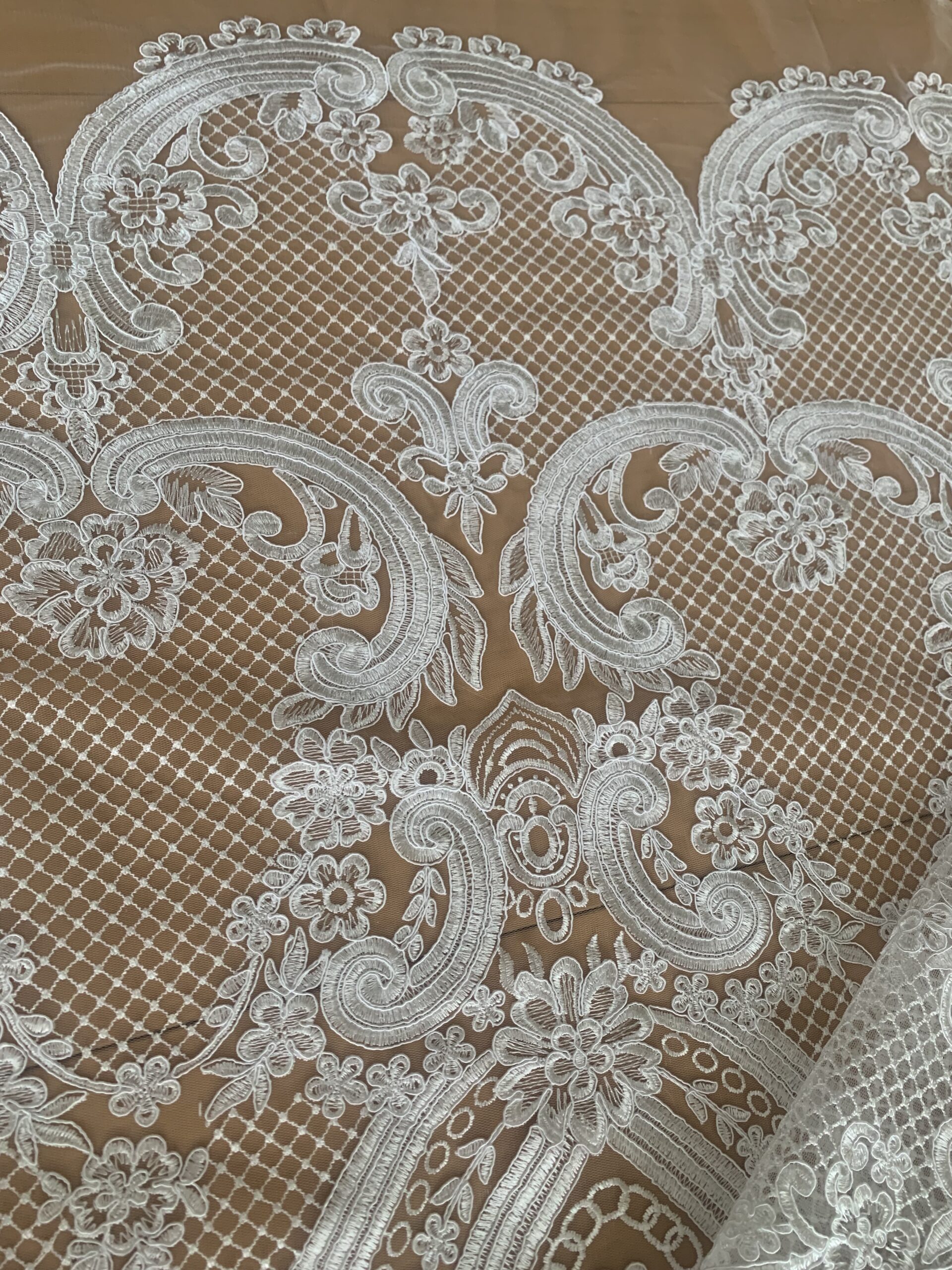 koronka ivory na tiulu z haftem kordowym koronka ivory na tiulu z haftem kordowym