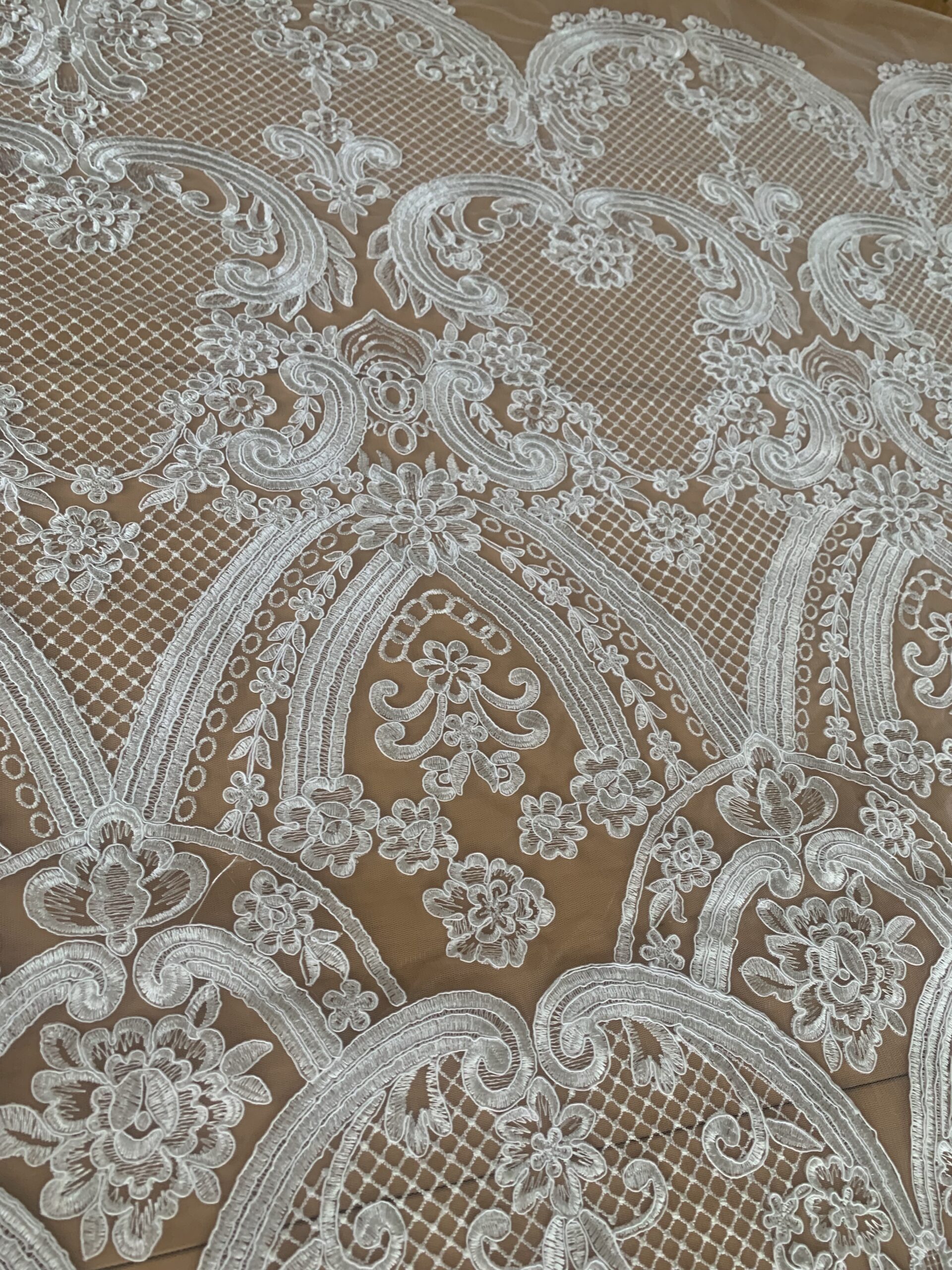 koronka ivory na tiulu z haftem kordowym koronka ivory na tiulu z haftem kordowym