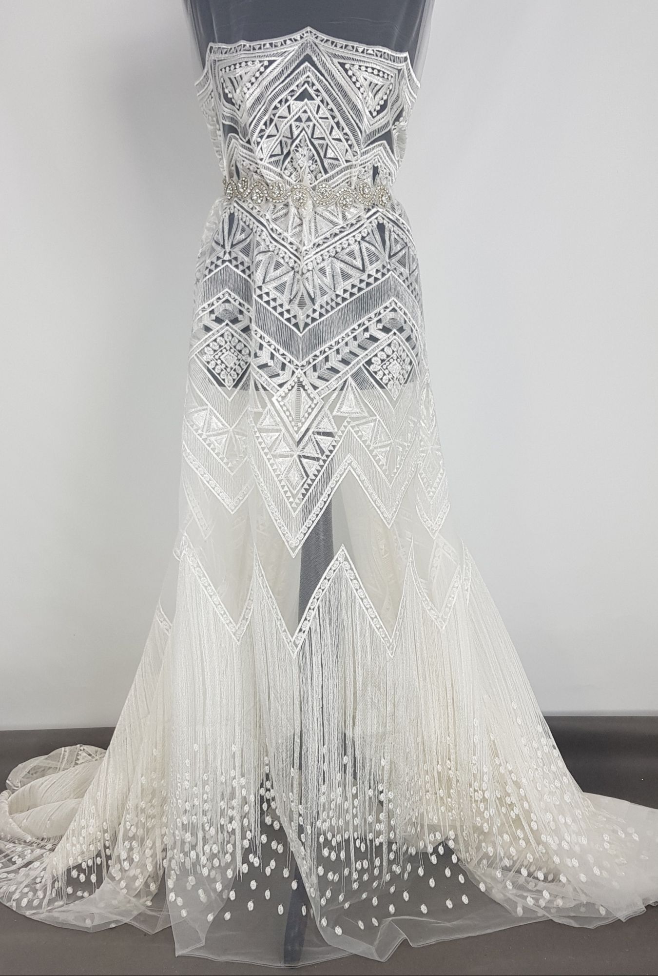 koronka ślubna off white geometryczna na tiulu. koronka ślubna off white geometryczna na tiulu.