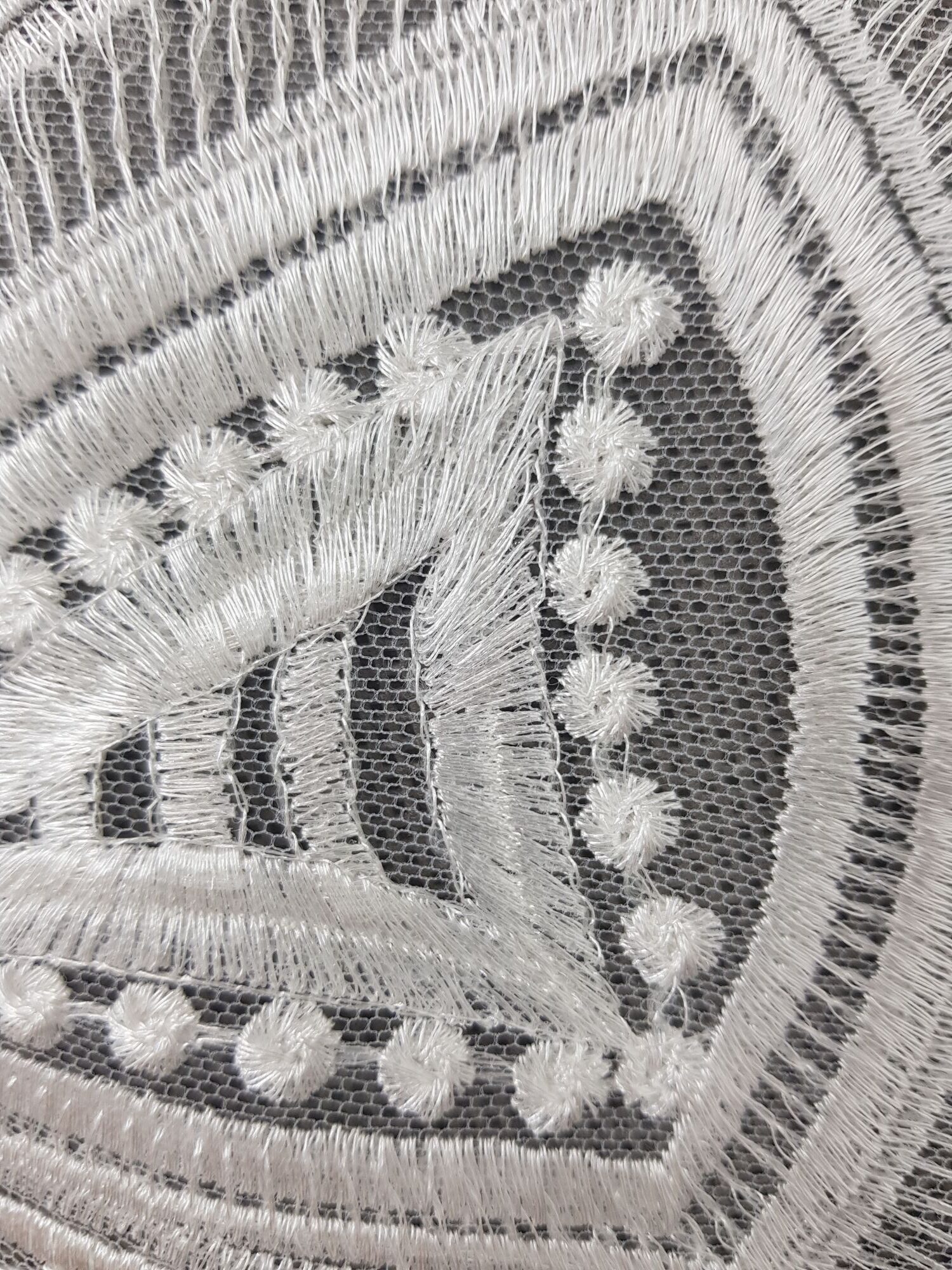 koronka ślubna off white geometryczna na tiulu. koronka ślubna off white geometryczna na tiulu.