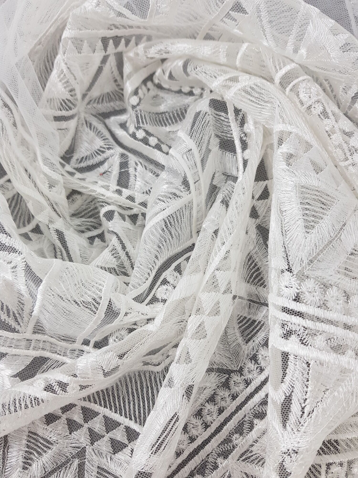 koronka ślubna off white geometryczna na tiulu. koronka ślubna off white geometryczna na tiulu.