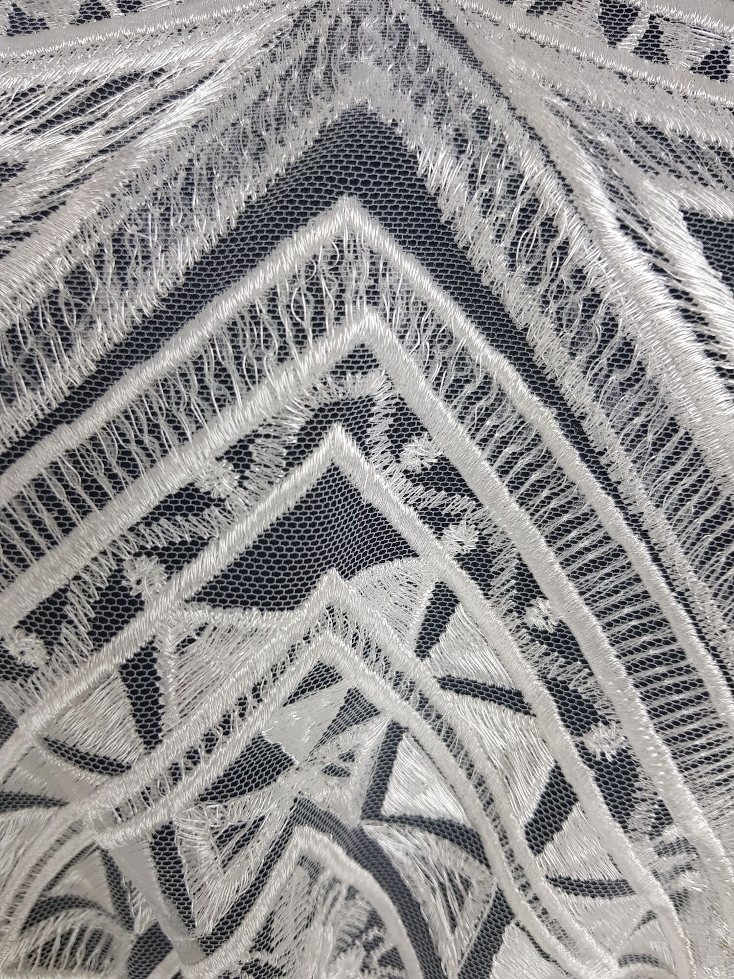 koronka ślubna off white geometryczna na tiulu. koronka ślubna off white geometryczna na tiulu.