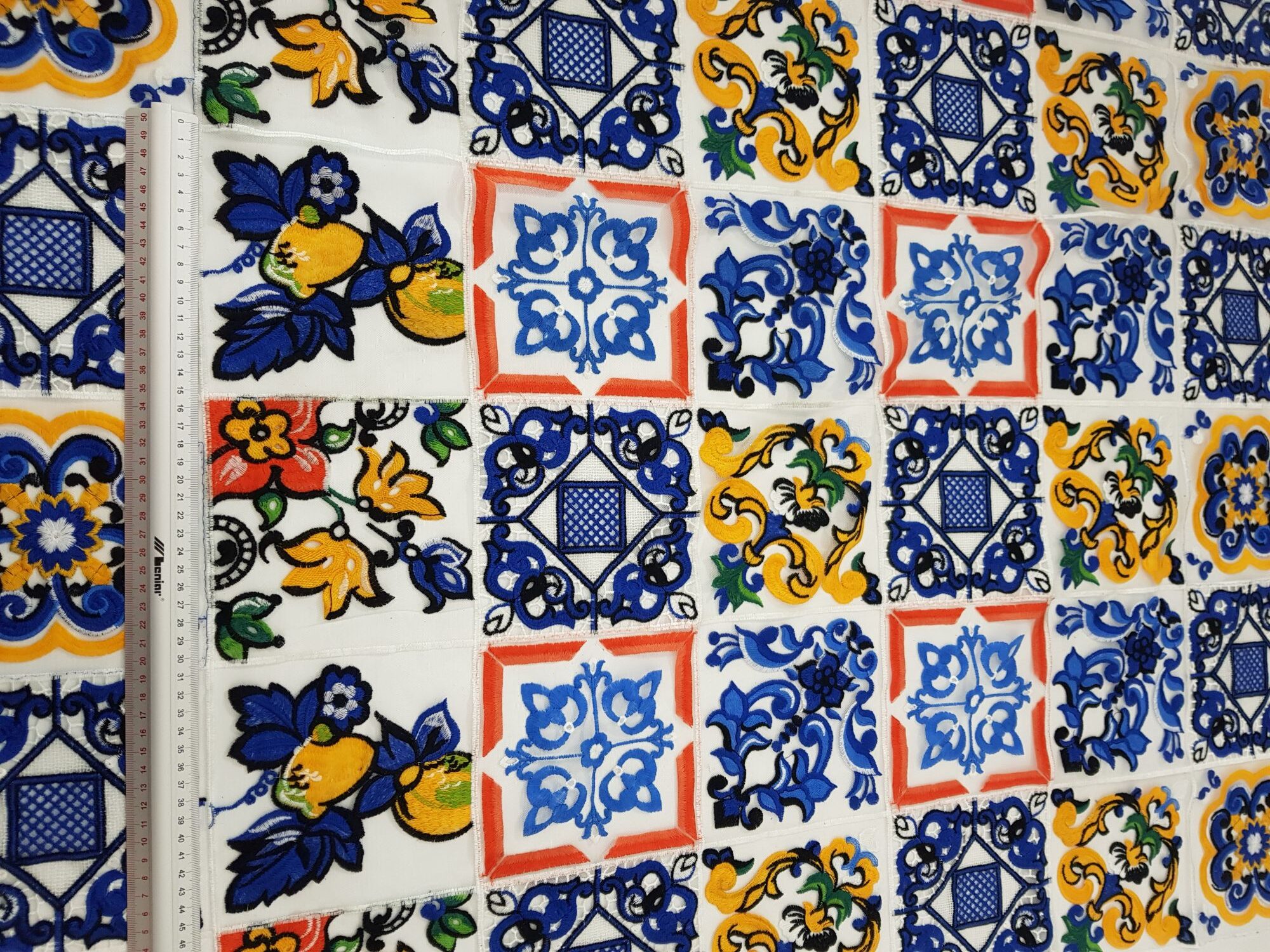 koronka majolika kolorowa kostka na tiulu koronka majolika kolorowa kostka na tiulu