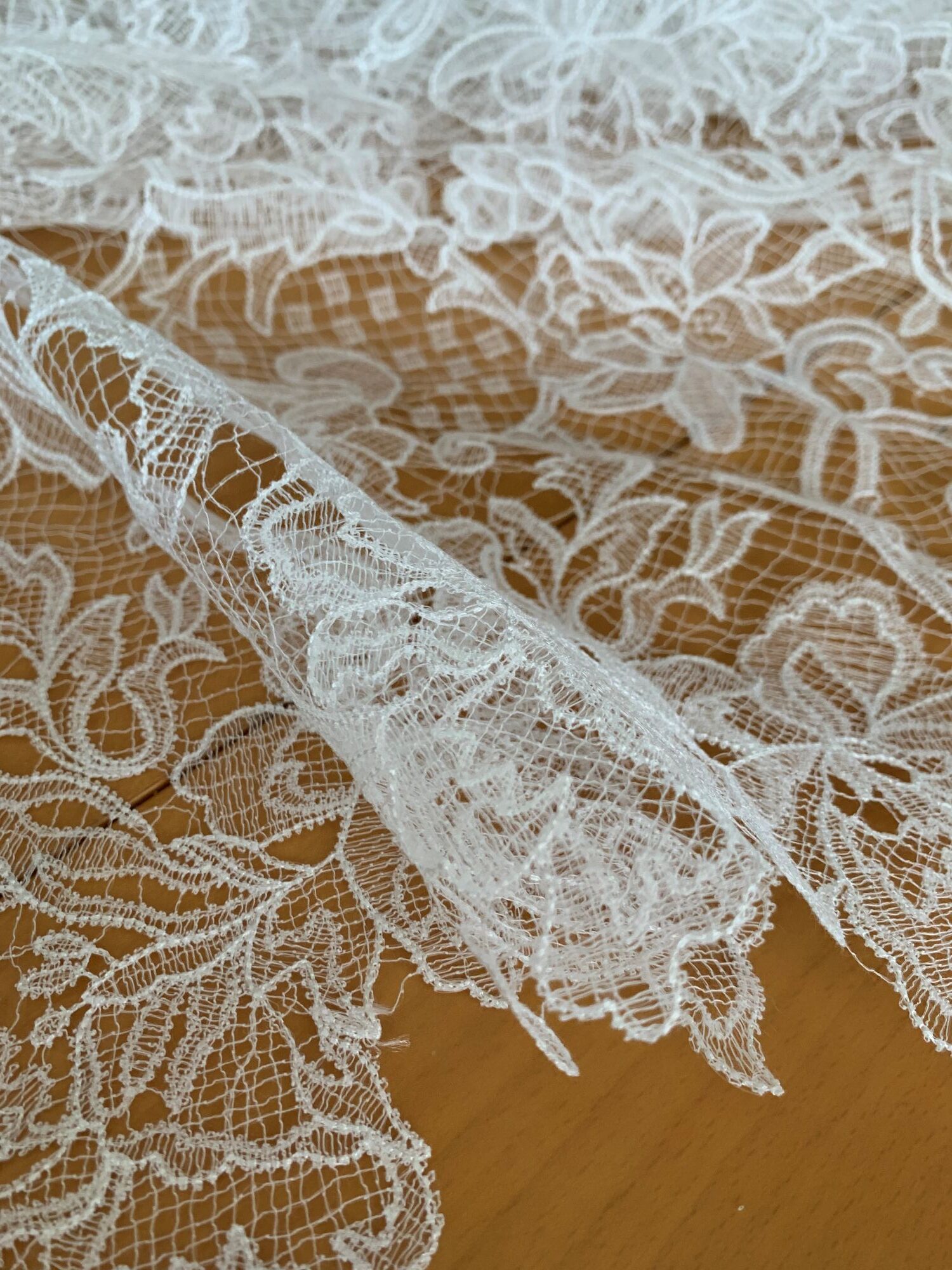 delikatna koronka ślubna off white w stylu klockowym delikatna koronka ślubna off white w stylu klockowym