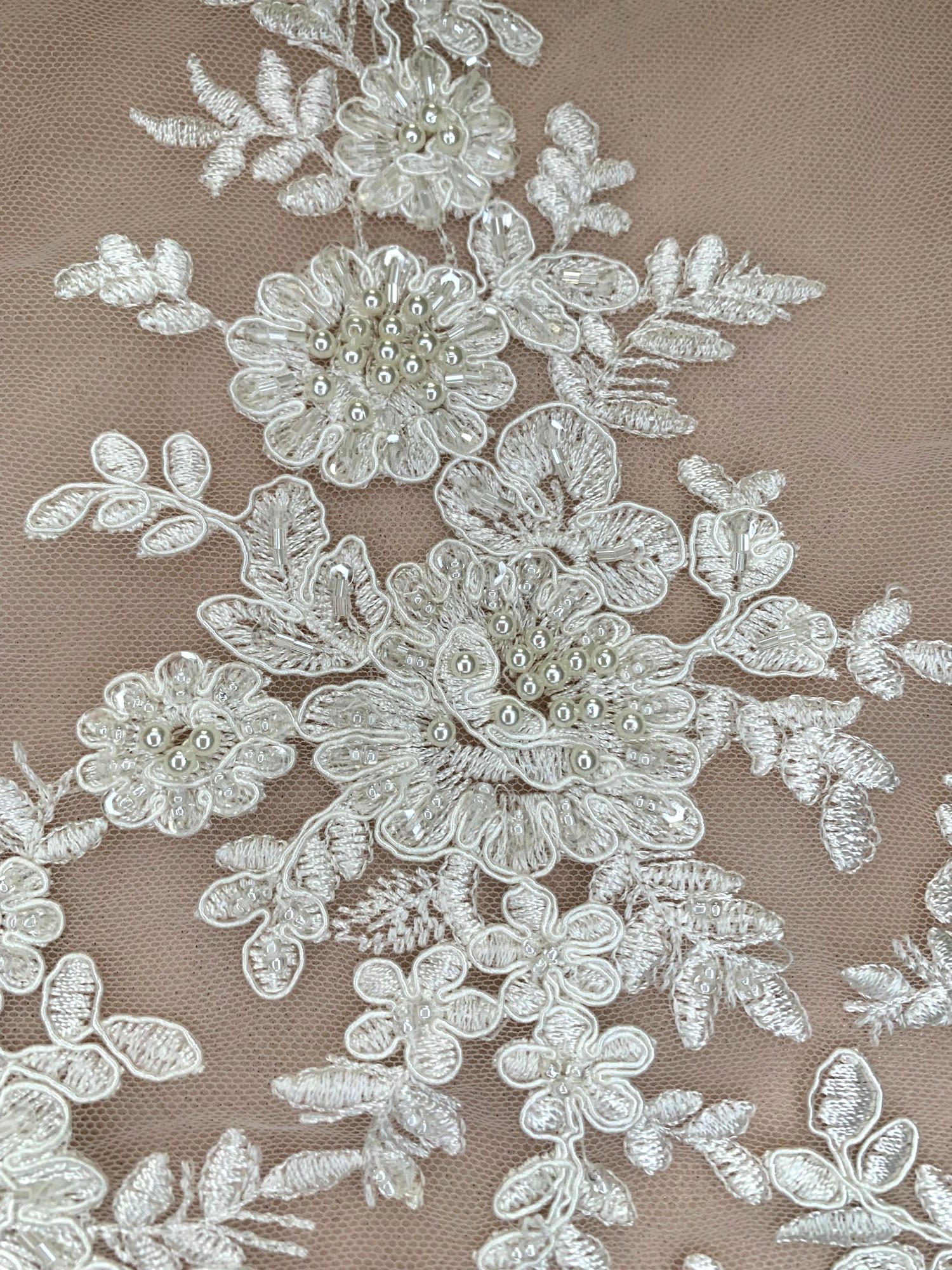 koronka ivory kordowa bogato zdobiona z perełkami koronka ivory kordowa bogato zdobiona z perełkami