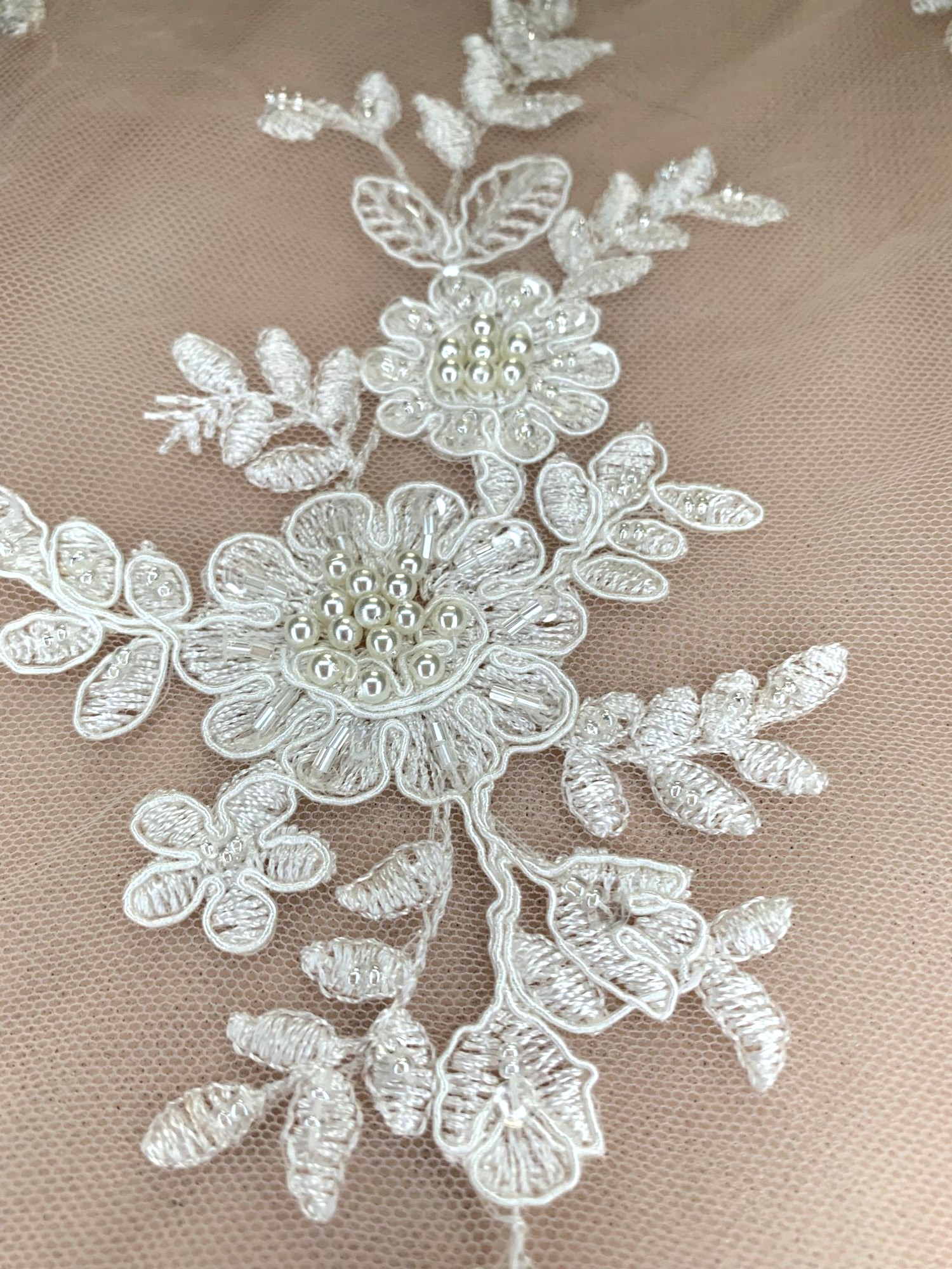 koronka ivory kordowa bogato zdobiona z perełkami koronka ivory kordowa bogato zdobiona z perełkami